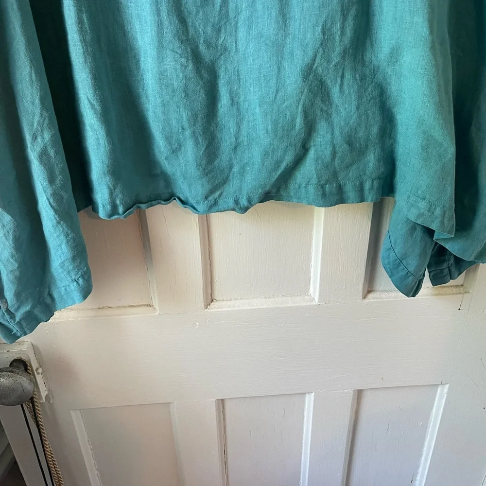 Size large, but more like a 2X please teal linen shirt - Picture 7 of 12